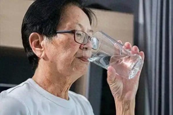 华融资产 医生提醒：睡前大量喝水，2个月内身体或有4种变化